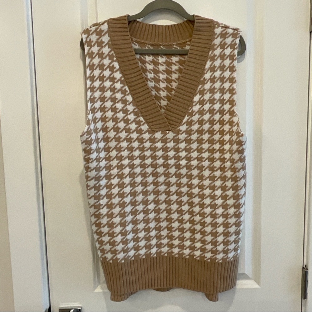 Oversized Sleeveless Sweater Vest (Camel & White) - size (S)
